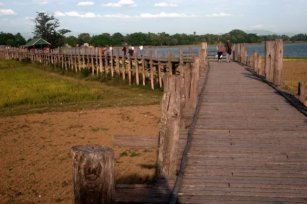 Residents and visitors traveling on the U-Bein Bridge,Myanmar. — Stock Photo, Image