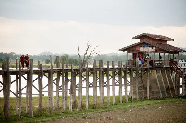 Bewohner und Besucher auf der U-bein-Brücke, myanmar. — Stockfoto
