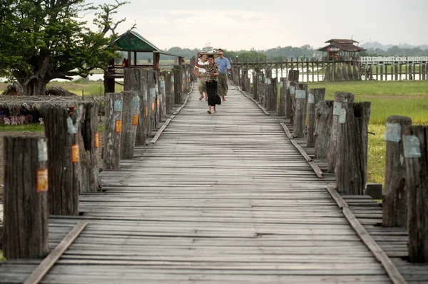 Mieszkańców i turystów podróżujących na U-Bein most, Myanmar. — Zdjęcie stockowe