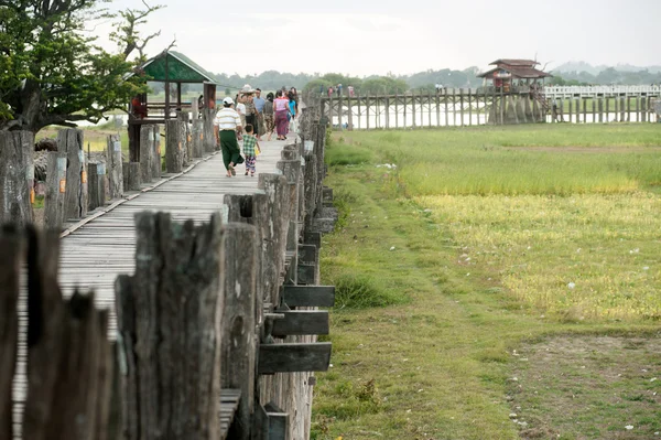 Mieszkańców i turystów podróżujących na U-Bein most, Myanmar. — Zdjęcie stockowe