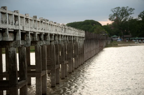 Slavný dřevěný most U Bein v Myanmaru. — Stock fotografie