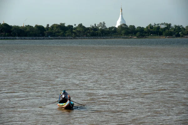 Bateau traditionnel sur le lac près du pont U-Bein au Myanmar . — Photo