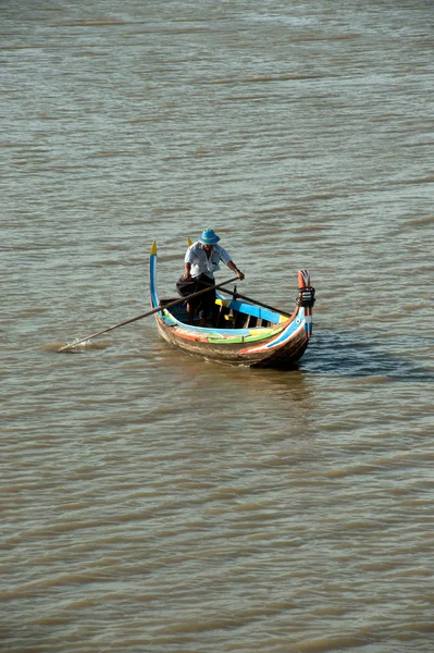 Barco tradicional en el lago cerca del puente U-Bein en Myanmar . —  Fotos de Stock