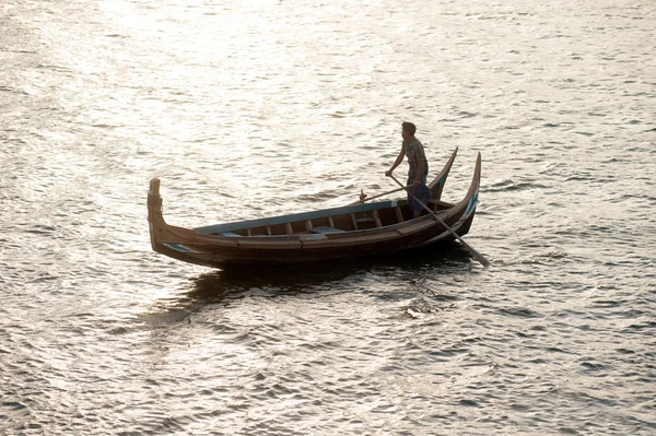 Bateau traditionnel sur le lac près du pont U-Bein au Myanmar . — Photo