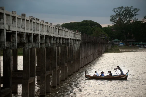 Traditional Boat On The Lake Near U-Bein Bridge In Myanmar. — Stock Photo, Image