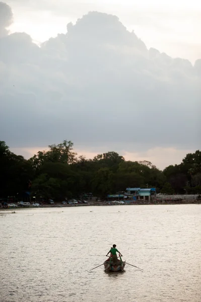 Traditionelles boot auf dem see in der nähe der u-bein brücke in myanmar. — Stockfoto