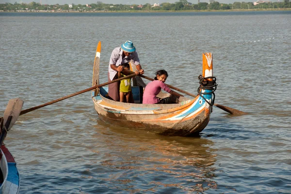 Tradiční loď na jezeře U Bein mostu v Myanmaru. — Stock fotografie