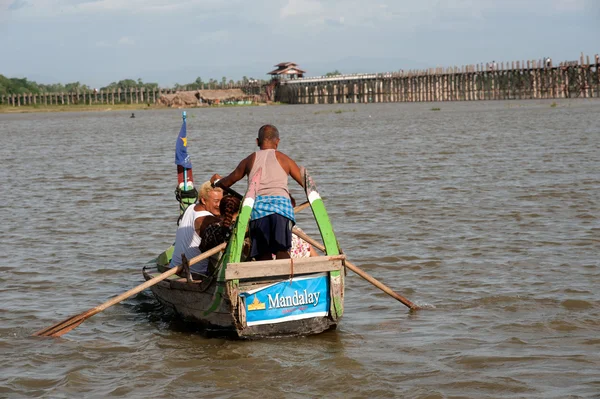 Tradiční loď na jezeře U Bein mostu v Myanmaru. — Stock fotografie