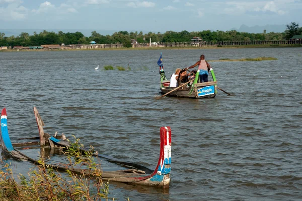 Traditionelles boot auf dem see in der nähe der u-bein brücke in myanmar. — Stockfoto