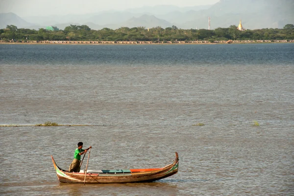 Barca tradizionale sul lago vicino al ponte U-Bein in Myanmar . — Foto Stock