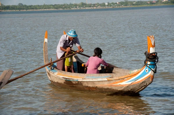 Barca tradizionale sul lago vicino al ponte U-Bein in Myanmar . — Foto Stock