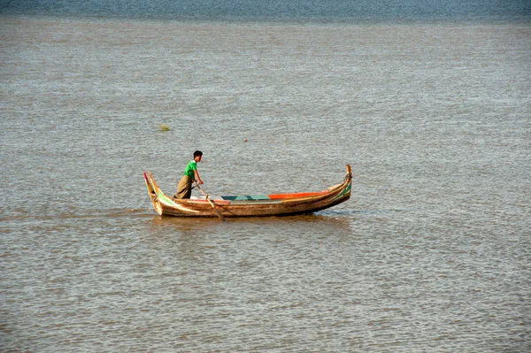 Bateau traditionnel sur le lac près du pont U-Bein au Myanmar . — Photo