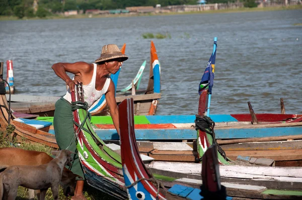 Barca tradizionale sulla riva del lago vicino al ponte di Uben . — Foto Stock