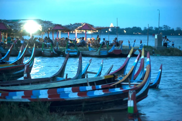 Barco tradicional en la orilla del lago cerca del puente de Uben . — Foto de Stock