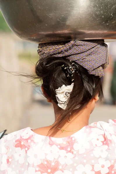 Myanmar woman carrying on her head. — Stock Photo, Image