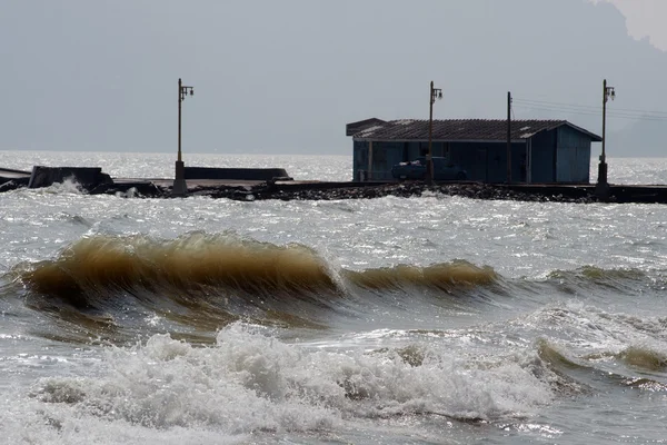 Gran ola de mar en un día ventoso  . —  Fotos de Stock