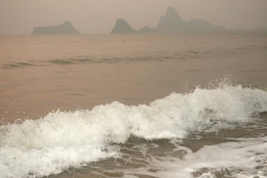Sunrise dalga deniz rüzgarlı bir günde.