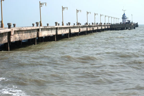 Oude openbare pier op het zuiden van Thailand . — Stockfoto