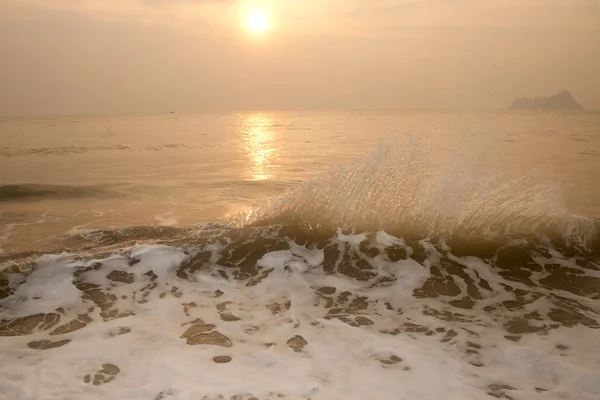 Golf van de zee op een winderige dag in Sunrise. — Stockfoto