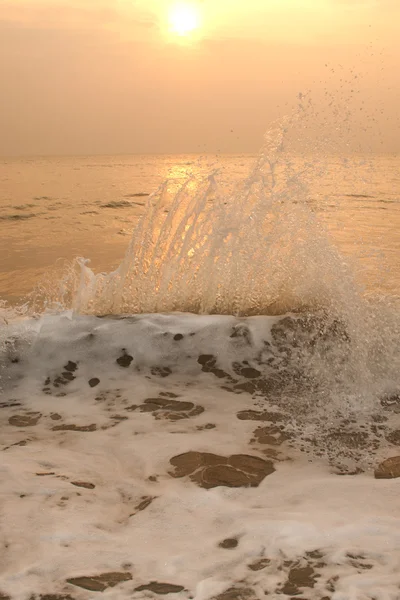 Golf van de zee op een winderige dag in Sunrise. — Stockfoto