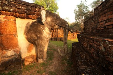 Antik tapınakta pagoda fil heykeli .