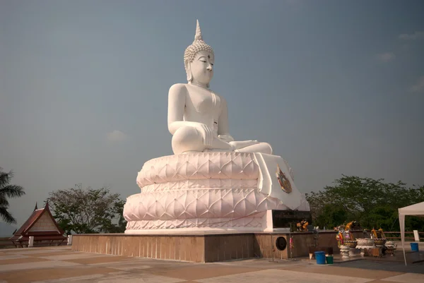 Großer Buddha im Freien mitten in Thailand . — Stockfoto