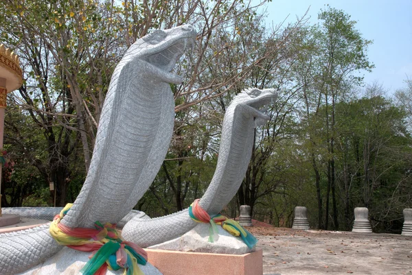 Escultura de cobras grandes gêmeas de pedra  . — Fotografia de Stock