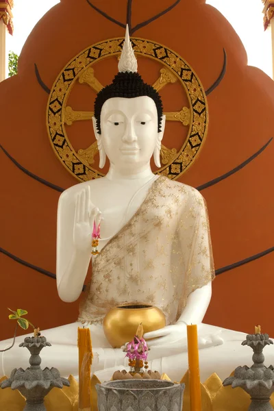 Bílá, sedící buddha . — Stock fotografie