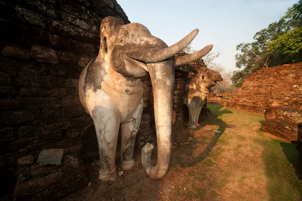 Estátua de elefante em pagode no templo antigo  . — Fotografia de Stock