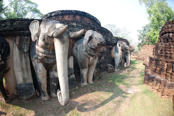 Estatua de elefante en pagoda en templo antiguo  . — Foto de Stock
