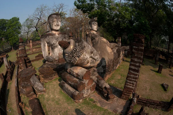 Grupo de Budas en el parque histórico de Khamphaengphet en Tailandia  . — Foto de Stock