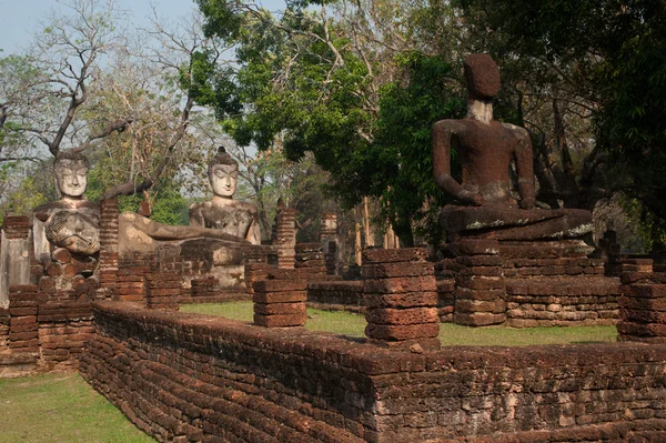 Grupa buddów w zabytkowym parku Khamphaengphet w Tajlandii . — Zdjęcie stockowe