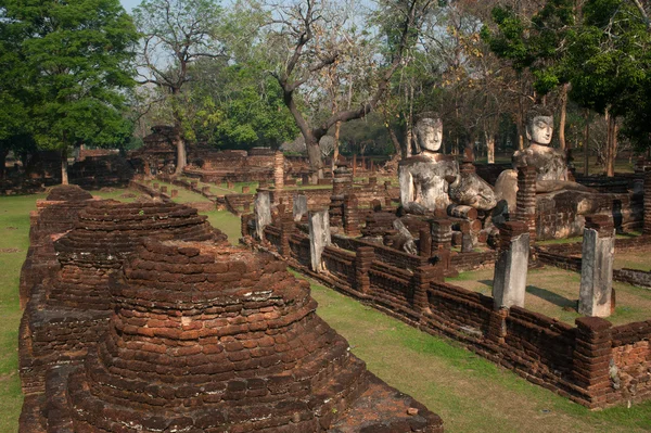 Groupe de Bouddhas dans le parc historique de Khamphaengphet en Thaïlande  . — Photo