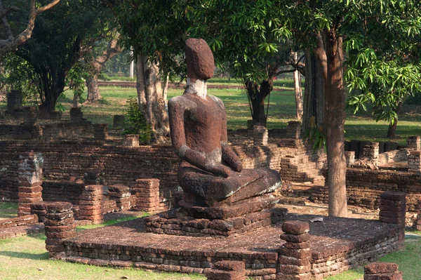 Gruppen av Buddhas i Khamphaengphet historiska park i Thailand . — Stockfoto