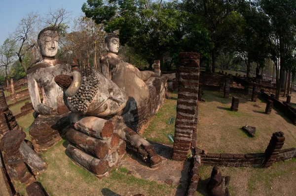 Skupina Buddhů v chrámu Wat Phra Kaeo v Khamphaengphet Historical Park . — Stock fotografie