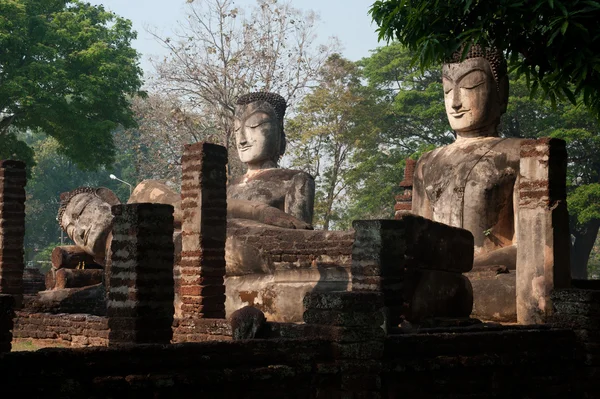 Groep van Boeddha's in Wat Phra Kaeo tempel in Khamphaengphet Historical Park . — Stockfoto