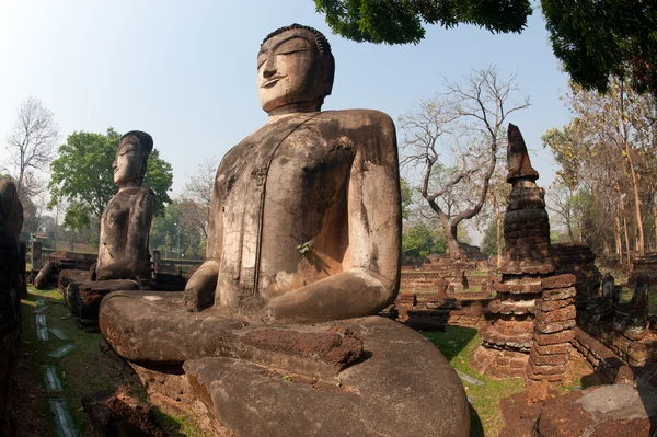 Khamphaengphet 역사 공원에 와트 Phra Kaeo 사원에 불상의 그룹 . — 스톡 사진