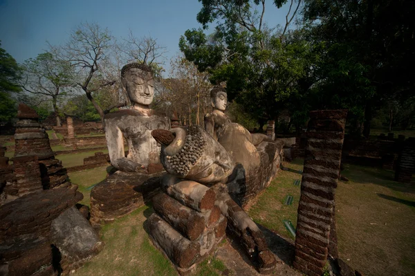 Gruppo di Buddha nel tempio di Wat Phra Kaeo nel parco storico Khamphaengphet  . — Foto Stock