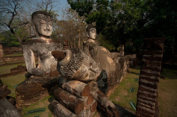 Skupina Buddhů v chrámu Wat Phra Kaeo v Khamphaengphet Historical Park . — Stock fotografie