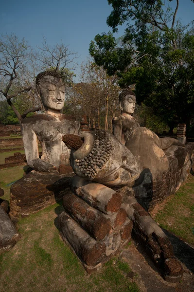 Skupina Buddhů v chrámu Wat Phra Kaeo v Khamphaengphet Historical Park . — Stock fotografie