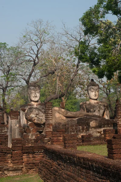 Groep van Boeddha's in Wat Phra Kaeo tempel in Khamphaengphet Historical Park . — Stockfoto