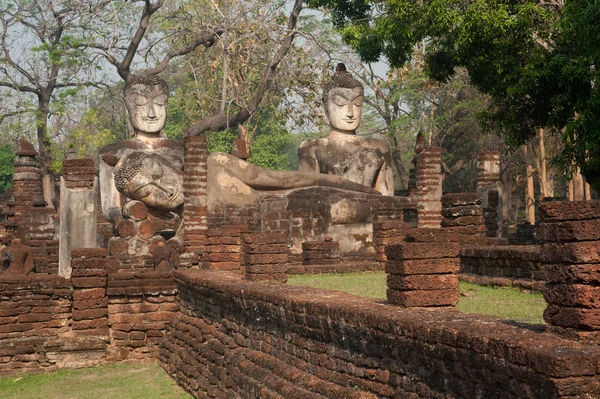 Grupa buddów w świątyni Wat Phra Kaeo w Khamphaengphet Historical Park . — Zdjęcie stockowe