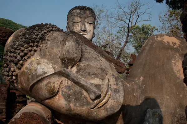 Gruppo di Buddha nel tempio di Wat Phra Kaeo nel parco storico Khamphaengphet  . — Foto Stock