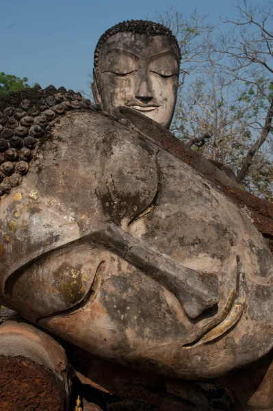 Gruppo di Buddha nel tempio di Wat Phra Kaeo nel parco storico Khamphaengphet  . — Foto Stock