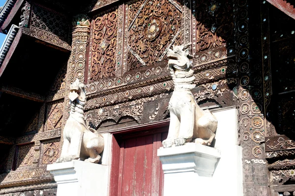 Arte antiguo en la iglesia tailandesa en la provincia de Lampang, al norte de Tailandia . —  Fotos de Stock