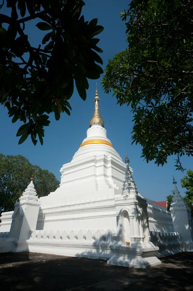 Pagoda Blanca en el templo de Wat Phra Kaew Don Tao en Tailandia . — Foto de Stock