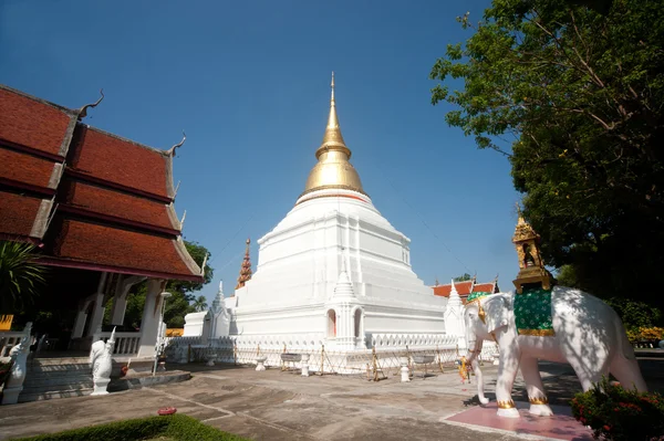 Bílá Pagoda v chrámu Wat Phra Kaew Don Tao v Thajsku. — Stock fotografie