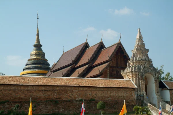 Famoso templo tailandés antiguo en la provincia de Lampang, al norte de Tailandia . —  Fotos de Stock