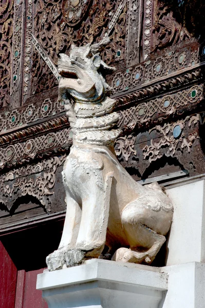 北のタイのタイの寺院の守り神の獅子. — ストック写真