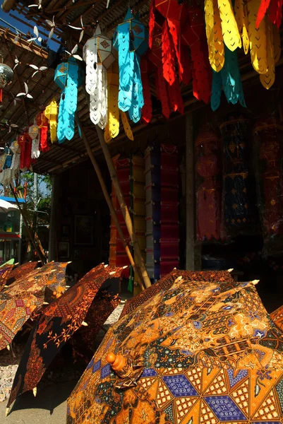 Loja de Sourvenir na província de Lampang, norte da Tailândia . — Fotografia de Stock